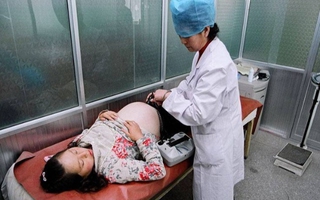 Tưởng đau bụng do sỏi thận, cô gái 22 tuổi tá hỏa khi bác sĩ nói sắp sinh