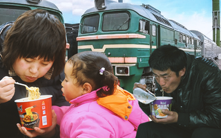 Ga tàu hỏa Trung Quốc: "Thiên đường sặc mùi mỳ ăn liền"