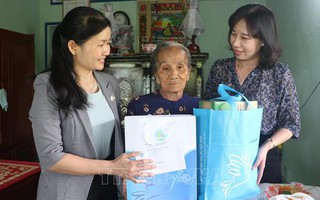 Lãnh đạo Hội LHPNVN thăm Mẹ Việt Nam anh hùng, gia đình người có công tại Long An