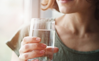 4 thời điểm uống nước lợi nhất cho cơ thể, 3 thói quen nạp nước dễ gây bệnh