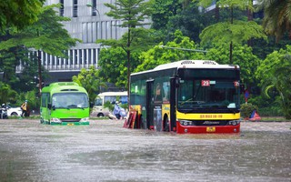 Hà Nội ngập nặng sau trận mưa kỷ lục từ đêm đến sáng, mưa còn kéo dài đến bao giờ?