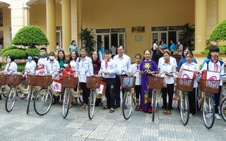 Hội LHPN tỉnh Nam Định trao 1.350 suất học bổng Hoàng Ngân đầu năm học mới 