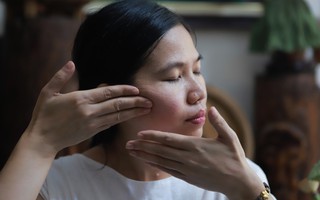 Hướng dẫn các bước massage chăm sóc da và tóc tại nhà