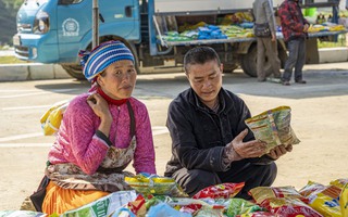 Vượt biển mây thăm phiên chợ người Mông dưới chân Cột cờ Lũng Cú