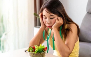 Cô gái giảm 7kg trong nửa năm nhờ “ăn sạch”, bác sĩ nhắc thận trọng với trào lưu ăn uống này
