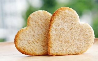 Cách phụ nữ khôn ngoan lựa chọn: Tình yêu hay bánh mì?