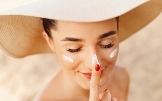 Tuyệt đối đừng sử dụng kem chống nắng có dấu hiệu này vì có thể khiến bạn bị ung thư da