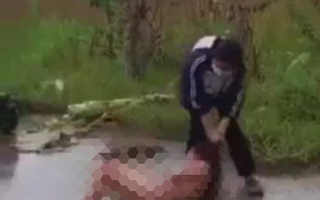 Hà Tĩnh: Phẫn nộ nữ sinh bị bạn đánh, lột đồ giữa đường