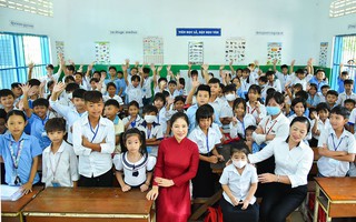 Phu nhân Bộ trưởng Ngoại giao thăm học sinh Trường Tiểu học Hữu nghị Khmer - Việt Nam
