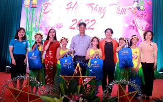 Hội LHPN Hà Nội tặng quà Trung thu cho trẻ em không nơi nương tựa, khuyết tật, công giáo 