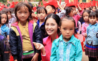 Tân Hoa hậu các Dân tộc Việt Nam đọc sách với trẻ em vùng cao