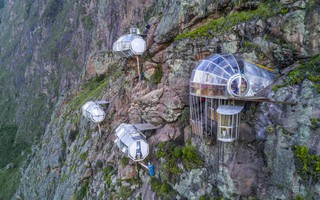 Khách sạn "độc nhất vô nhị" lơ lửng trên vách núi đá cao gần 400m