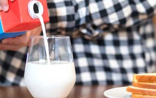 Uống 1 cốc sữa trước bữa ăn giảm huyết áp và giảm cân đều mỗi tháng