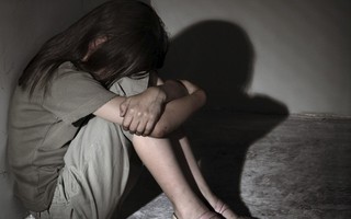 Trên đường về nhà, bé gái bị nam thanh niên dùng vũ lực hiếp dâm