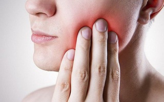 Cạo lưỡi nhưng không hết mảng trắng, hơi thở có mùi - dấu hiệu ung thư khoang miệng 