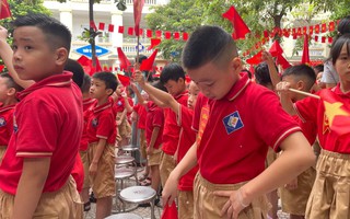 Loạt khoảnh khắc cưng xỉu trong ngày lễ khai giảng của trẻ cấp 1 ở Hà Nội