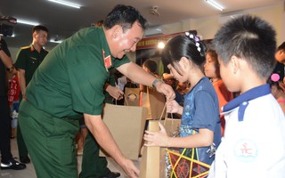 Gần 2.000 trẻ em ở biên giới, hải đảo nhận quà và học bổng từ chương trình “Trung thu cho em”