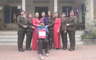 Hội Phụ nữ trường Cao đẳng An ninh nhân dân I tặng quà Tết cho phụ nữ nghèo