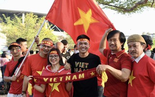 Cổ động viên rực sắc đỏ cổ vũ đội tuyển Việt Nam trong trận chung kết lượt về AFF Cup