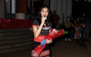 Á hậu Lona Kiều Loan mặc trang phục Ê Đê đi làm từ thiện 
