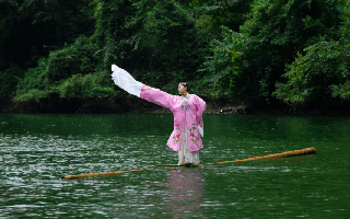 Cô gái sở hữu tuyệt kỹ "lướt trên mặt nước" như bước ra từ phim võ hiệp