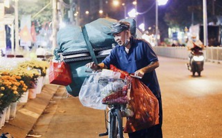 Không có nhà để về, người vô gia cư co ro trong đêm Sài Gòn ngày cận Tết