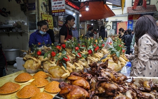 Người dân Thủ đô chen chân mua đồ cúng ở "chợ nhà giàu" ngày 30 Tết
