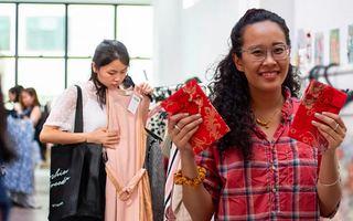 Giới trẻ Singapore: Đón Tết "chuẩn xanh" từ quần áo đã qua sử dụng đến bao lì xì làm bằng vải tái chế