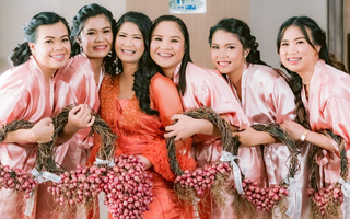 Bó hoa cưới làm từ hành khô của cô dâu Philippines, lý do đằng sau khiến mọi người bật cười