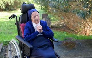 Bí quyết sống thọ 118 tuổi của cụ bà người Pháp: Không bao giờ ngồi ăn một mình