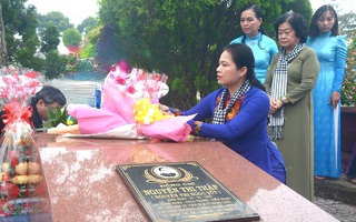 Dâng hoa, dâng hương viếng mộ Cố Chủ tịch Hội LHPN Việt Nam Nguyễn Thị Thập