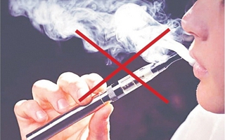 Học sinh hút thuốc lá điện tử: Đuổi học là chối bỏ trách nhiệm