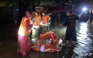 Đà Nẵng: Trắng đêm ngâm mình trong nước giúp dân "chạy lụt"