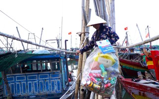  Biến rác thải thành tiền từ các đoàn tàu đánh cá