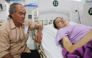 Cha già bật khóc nhìn con gái chết mòn trên giường bệnh vì không đủ tiền chữa trị