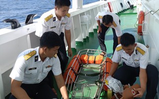 Khẩn trương tìm kiếm, cứu nạn 15 ngư dân mất tích do tàu cá bị sóng đánh chìm 