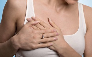 Đau bên phải ngực là bệnh gì? Có nguy hiểm không?
