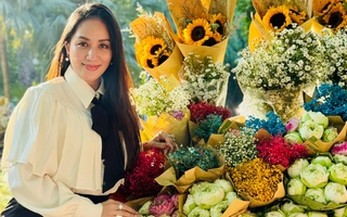 Khánh Thi chụp ảnh với "mùa hoa đẹp nhất" ở Hà Nội, vóc dáng sau sinh gây chú ý 