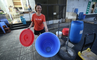 Cuộc sống đảo lộn vì mất nước suốt nhiều ngày tại Khu đô thị Thanh Hà: Người dân cầm cự bằng từng bình nước đi xin