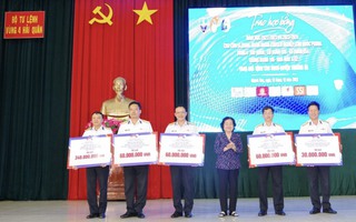 Nguyên Phó Chủ tịch nước Trương Mỹ Hoa trao học bổng Vừ A Dính cho 570 học sinh vượt khó 