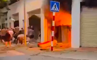Cháy lớn tại một kho vải gần chợ Ninh Hiệp, nhiều người hoảng sợ