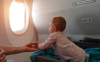 Tức vì người phụ nữ thay tã cho con trên ghế máy bay, hành khách lên mạng "xả giận" ai ngờ bị mắng ngược lại