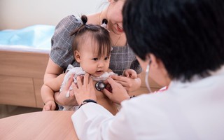 Vì sao trẻ càng nhỏ mắc cúm càng nguy hiểm?