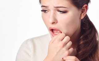 Tự nhiên miệng bị ngứa là bệnh gì? Miệng ngứa nổi mụn có nguy hiểm không?