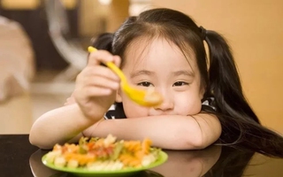 Bé gái 5 tuổi đột nhiên ngừng phát triển, bác sĩ: "Làm sao có thể cho con ăn hàng ngày món này?"