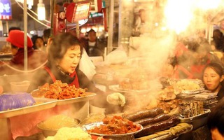 Du lịch khắp Hàn Quốc, nam du khách ngỡ ngàng với sở thích ăn nội tạng của người dân nơi đây