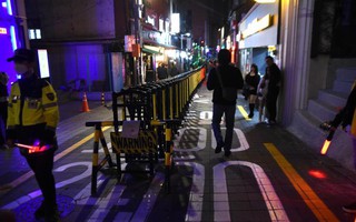 Ảnh mới nhất tại nơi xảy ra thảm họa giẫm đạp Itaewon: Đường phố vắng vẻ, cảnh sát túc trực phòng bất trắc dịp Halloween