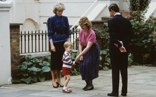Cố Vương phi Diana đã phá vỡ một truyền thống hoàng gia khi con trai đầu 3 tuổi 