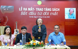 Nhạc sĩ Đoàn Bổng trao tặng sách cho Thư viện Quốc gia