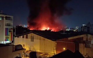 TPHCM: Clip đám cháy lớn ở đường Bế Văn Cấm, quận 7